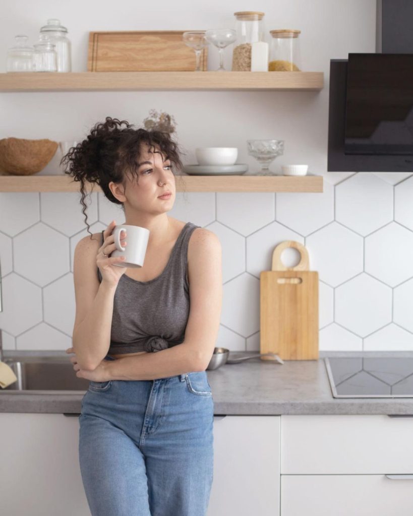 mujer con taza reflexiva