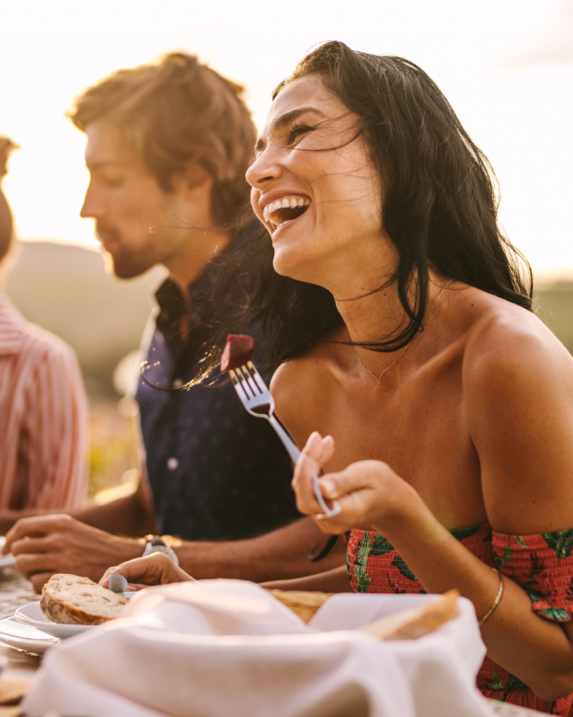 mujer comiendo en verano